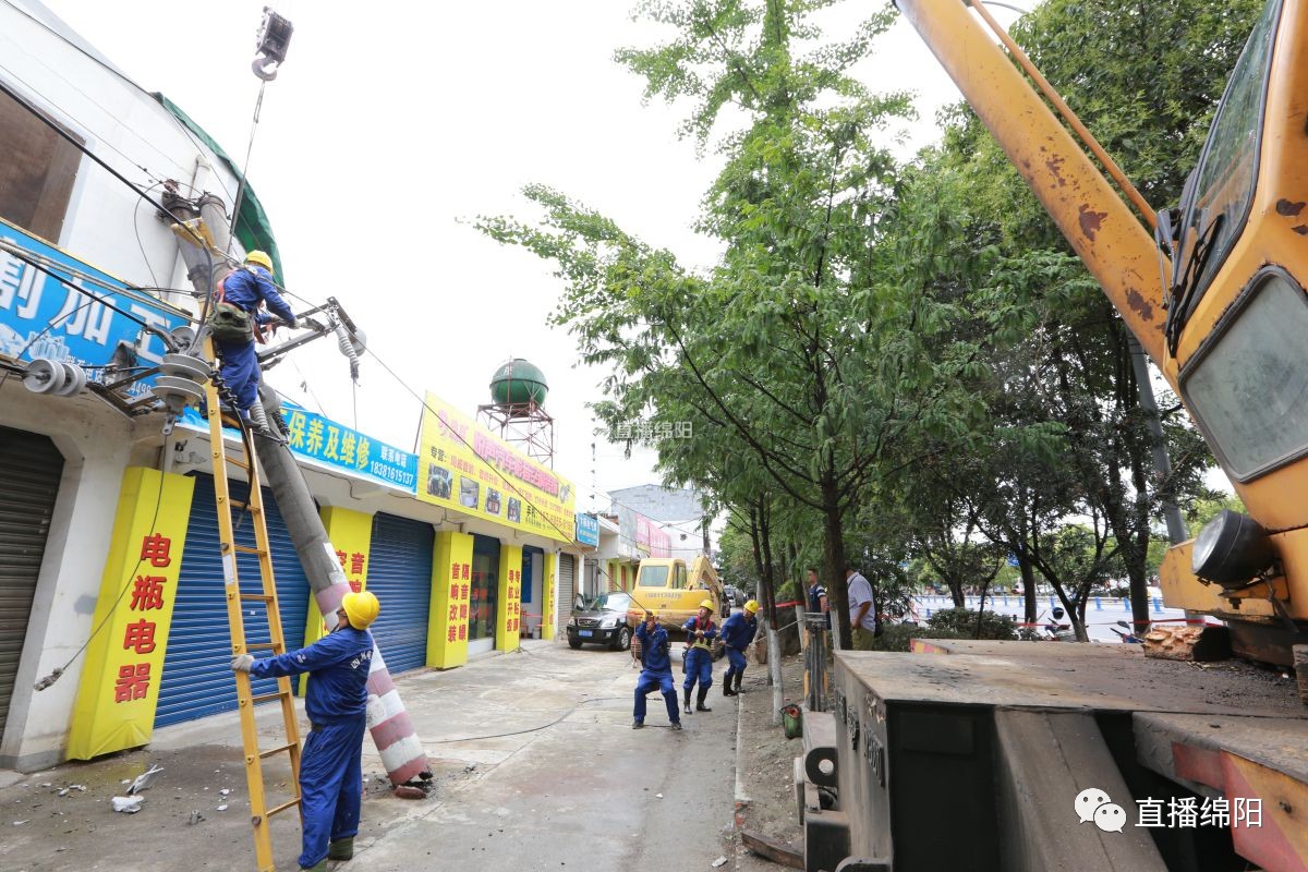挖掘機誤挖電纜致斷電，電力人員徹夜搶修恢復民生供電